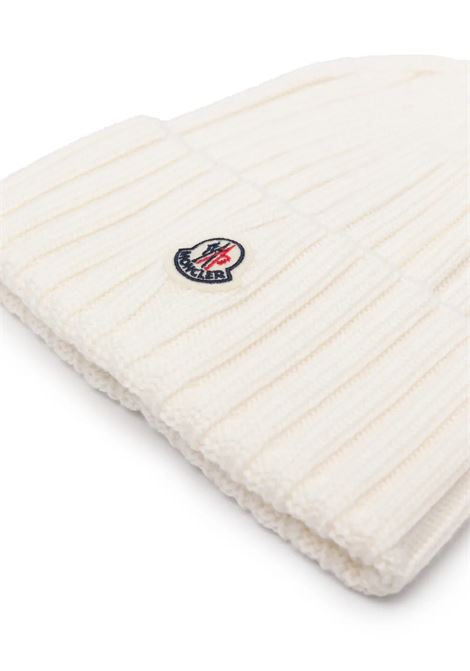 Berretto In Lana a Coste Bianca Con Patch Logo MONCLER | 093-3B00036 A9327030